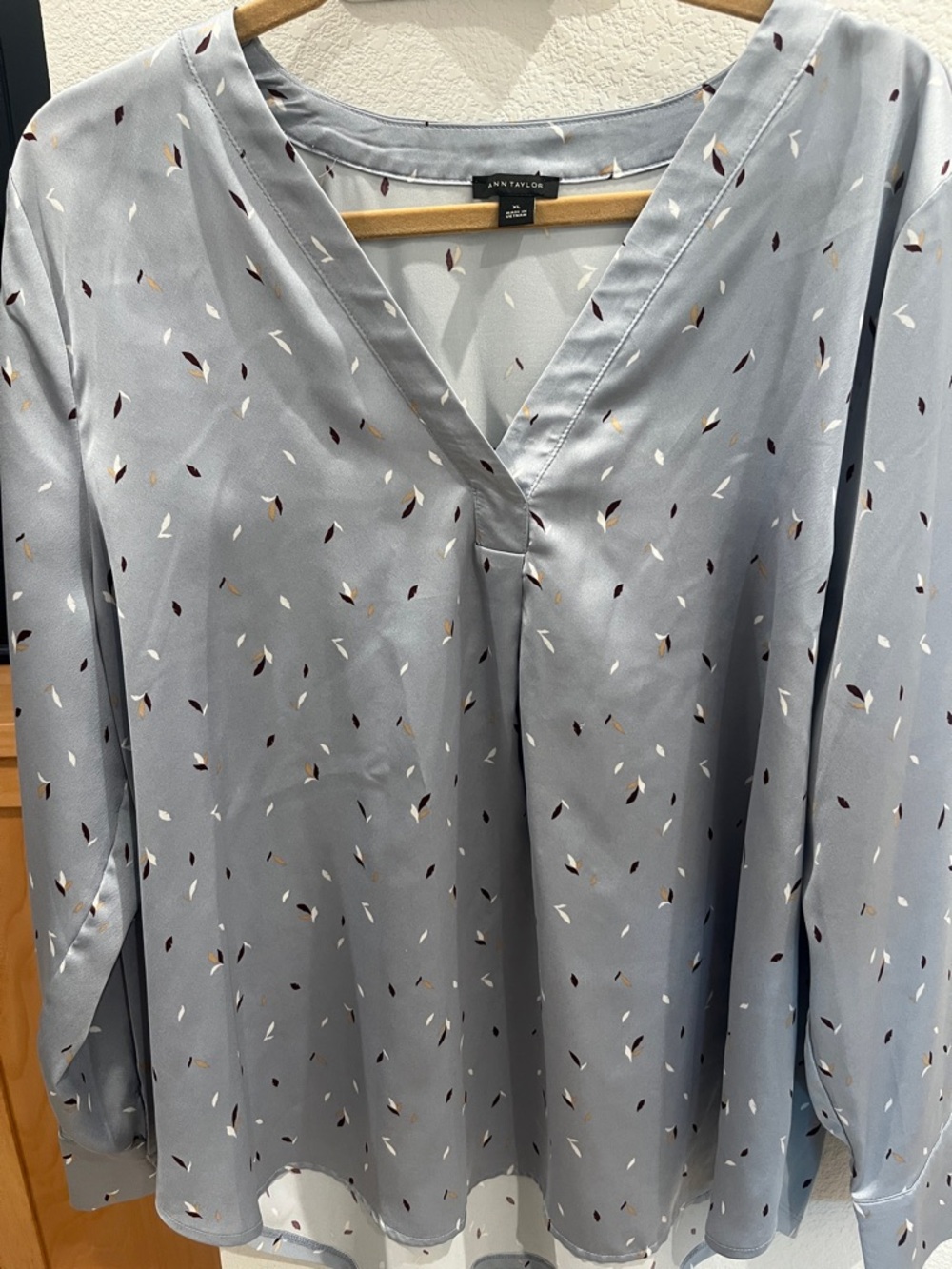 Ann Taylor Silver Printed Mixed Media V-Neck Blouse XL